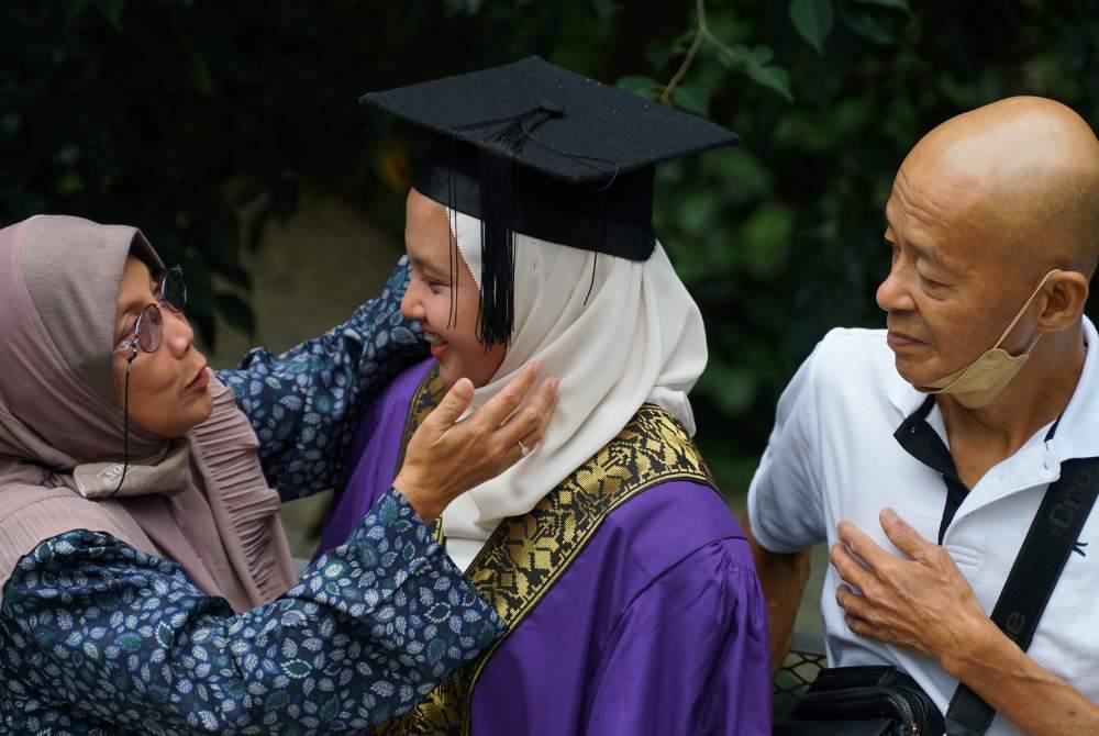 SAYANGILAH anak tanpa syarat dan layanilah mereka dengan sebaiknya. -Gambar hiasan/ Foto: Canva