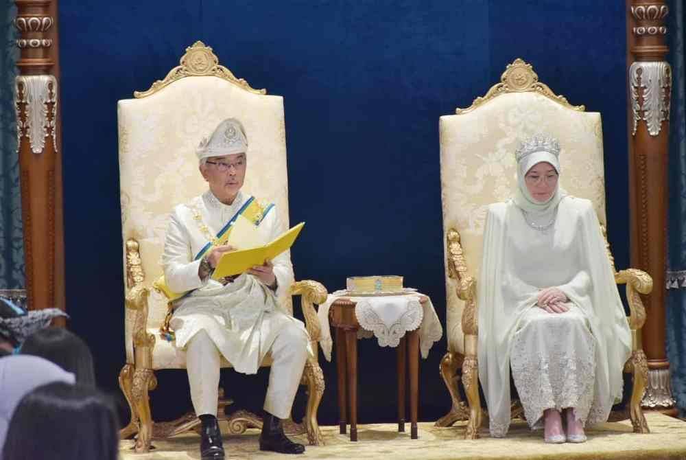 Al-Sultan Abdullah bertitah pada Istiadat Pengurniaan Darjah-Darjah Kebesaran Negeri Pahang Darul Makmur sempena Memuliakan Ulang Tahun Hari Keputeraan Ke-65 Sultan Pahang di Balai Mahkota Istana Abdulaziz pada Selasa. Foto Istana Pahang