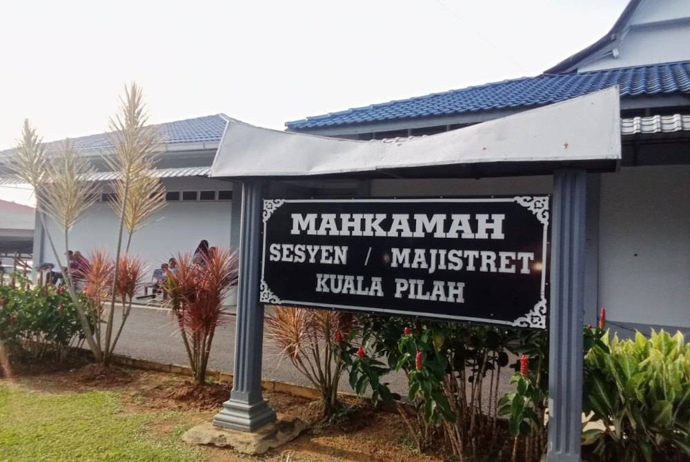 Seorang pembantu perawatan kesihatan dijatuhi hukuman denda RM4,000 di Mahkamah Majistret di sini pada Selasa selepas mengaku bersalah atas pertuduhan menceroboh asrama jururawat wanita di daerah ini,April lalu.