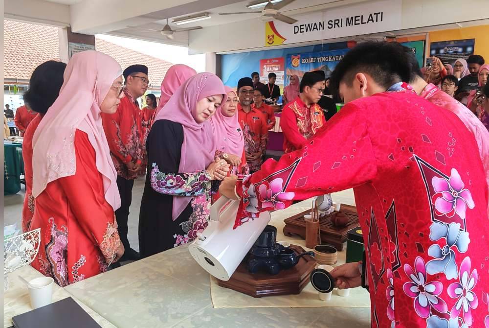 Fadhlina melawat pameran pada majlis Pemasyhuran Kolej Tingkatan Enam Tuanku Muhriz di Seremban pada Selasa.