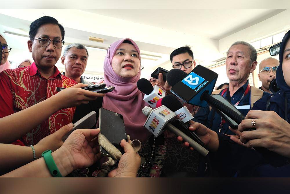 Fadhlina (tengah) ditemui pemberita selepas Majlis Pemasyhuran Kolej Tingkatan Enam Tuanku Muhriz.