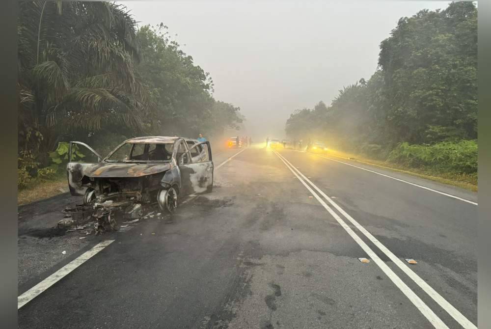Motosikal dan kereta yang terbakar dalam nahas membabitkan lima kenderaan di KM 20.4 Jalan Kota Tinggi - Kulai pada pagi Selasa. Foto PDRM