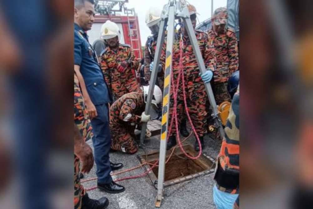 Pihak bomba menggunakan alat pengesan gas bagi memastikan kewujudan gas tertentu di lokasi tersebut. Foto JBPM