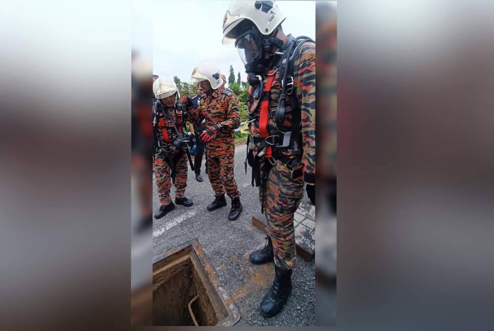 Dua lelaki ditemukan maut setelah terperangkap di dalam lubang pembetung di depan SMK Paya Kemunting, Jitra. Foto JBPM