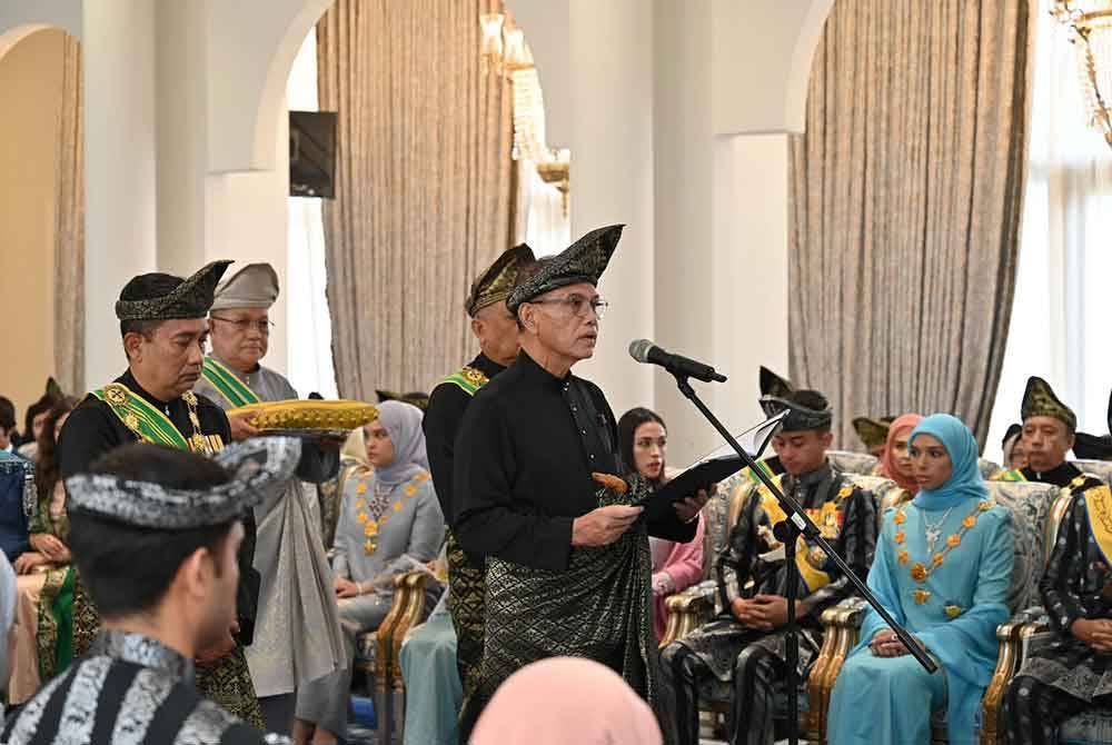 Wan Rosdy ketika membaca ikrar taat setia mewakili wakil rakyat, pegawai kerajaan badan berkanun dan rakyat negeri Pahang sempena Istiadat Memuliakan Ulang Tahun Hari Keputeraan Ke-65 Sultan Pahang, Al-Sultan Abdullah Ri'ayatuddin Al-Mustafa Billah Shah di Balai Mahkota Istana Abdulaziz pada Selasa. - Foto: Istana Pahang