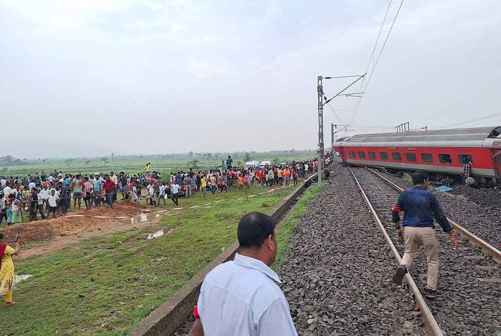 Orang ramai berkumpul berhampiran kereta api yang tergelincir berhampiran Jamshedpur di Jharkhand, timur India pada Selasa. Foto AFP