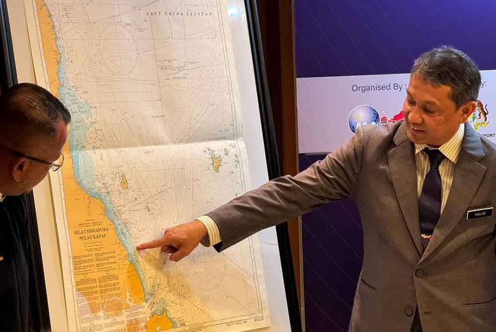 Mohamad Halim (kanan) menunjukkan lokasi kedua-dua kapal tangki berlabuh ketika sidang akhbar di Kuala Lumpur Convention Centre, Kuala Lumpur pada Selasa.