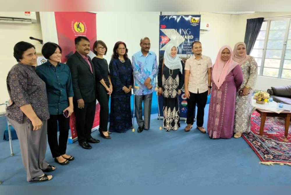 Khatijah (lima dari kiri) dan Ahli Dewan Negara, Senator Isaiah Jacob (lima dari kanan) bergambar bersama ketika Majlis Pelancaran Kempen Kesedaran Abilympics pada Jumaat.