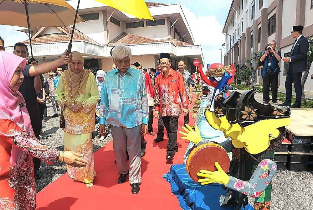 Tuanku Muhriz dan Tuanku Aishah melawat pameran disediakan ketika mencemar duli menyempurnakan Majlis Pemasyhuran Kolej Tingkatan Enam Tuanku Muhriz.