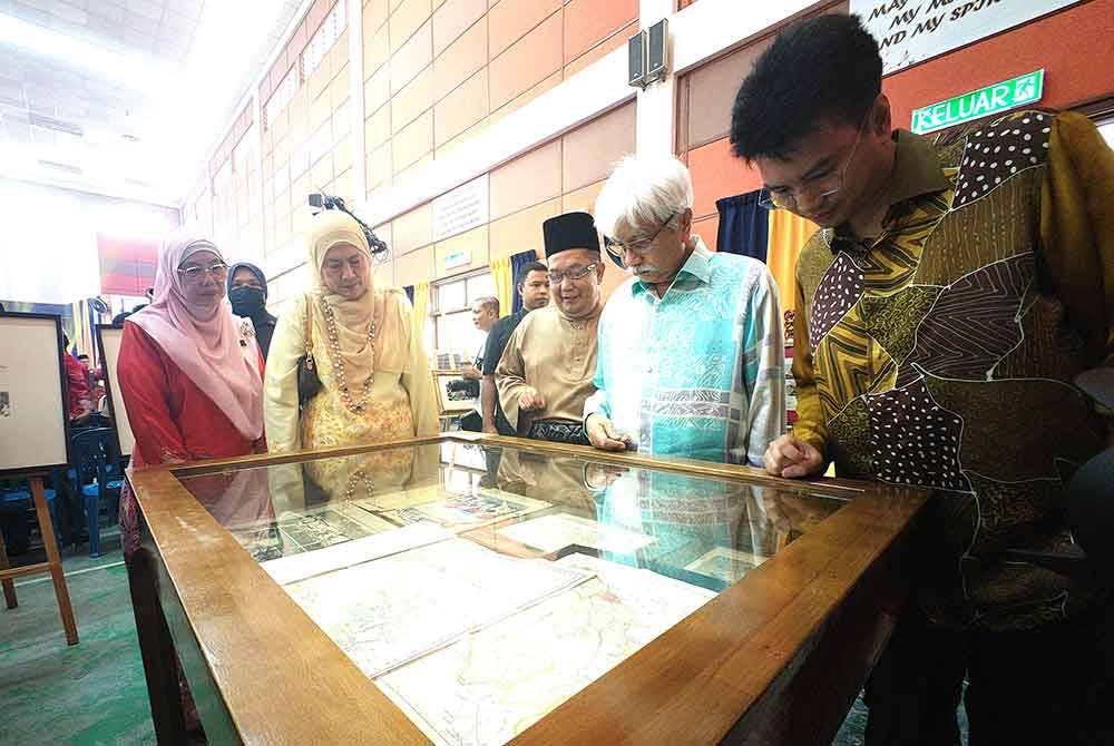 Tuanku Muhriz (dua dari kanan), Tunku Zain (kanan) dan Tuanku Rohani (dua dari kiri) mencemar duli melawat pameran disediakan.