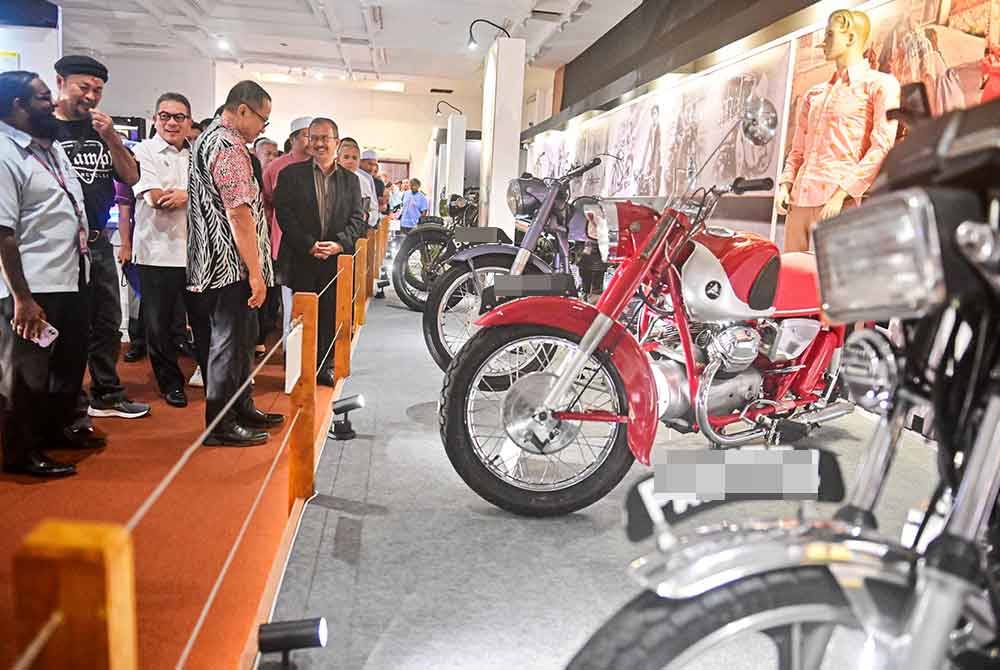 Ahmad Samsuri, dua dari kanan tertarik melihat pelbagai jenis motosikal dipamerkan sempena pameran Muto & Kenangan di Muzium Negeri Terengganu.