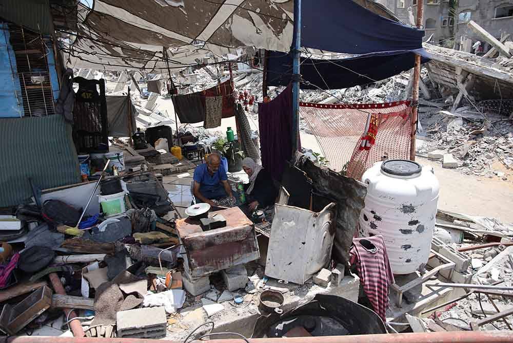 Khemah sementara penduduk Gaza yang serba daif menyebabkan mereka terdedah kepada penyakit berjangkit. - Foto: AFP