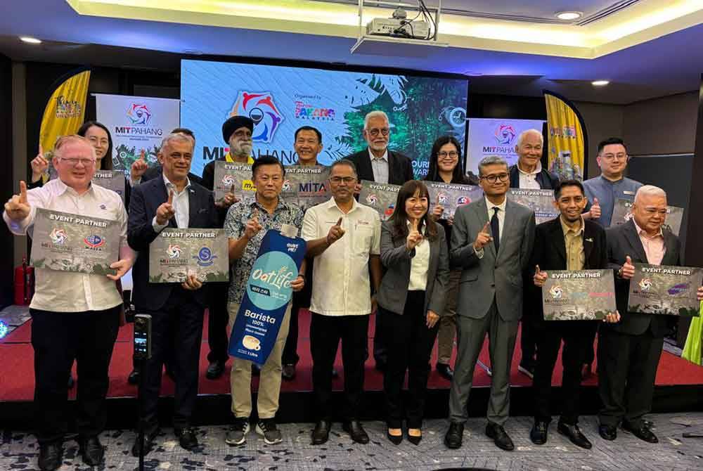 (Empat dari kanan, bawah) Leong Yu Man bersama rakan kerjasama bagi program ketika Majlis Pelancaran MIT Pahang 2024 pada Selasa.