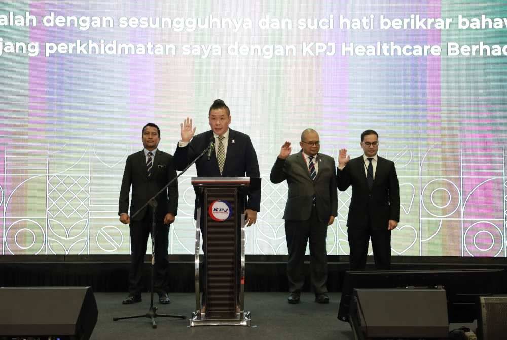 Keat Chyuan (dua dari kiri) bersama pengurusan kanan KPJ Healthcare disaksikan oleh Nazli (kiri sekali) ketika bacaan Ikrar Bebas Rasuah (IBR).