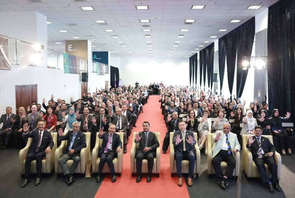 Pengerusi KPJ Health Care, Tan Sri Dr Ismail Bakar (duduk tiga dari kiri), bersama pengurusan kanan dan Lembaga Pengarah (BOD), bersama Nazli (tengah) bersama kakitangan yang hadir ketika sesi Ikrar Bebas Rasuah (IBR).