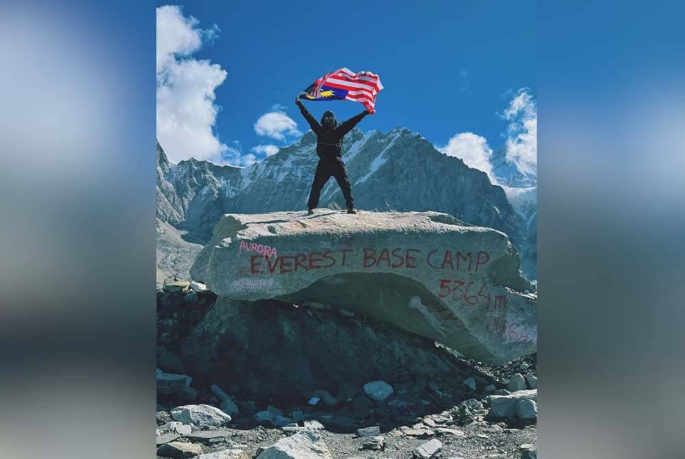 Ben Amir mengibarkan Jalur Gemilang selepas berjaya menawan puncak EBC hari ini.