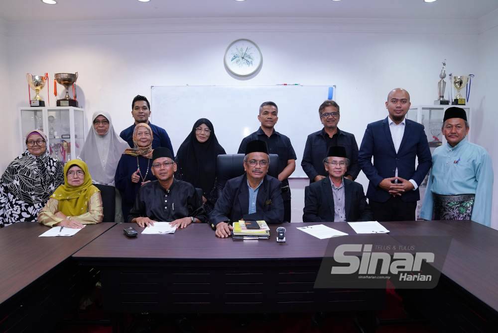 Hassan (tengah) ketika sidang media Gabungan Pemegang Pusaka Adat Perpatih Luak Rembau Kemelut Pemilihan Undang Luak Rembau ke-22 di Kelab Golf Perkhidmatan Awam (KGPA) pada Selasa. Foto Sinar Harian MOHD HALIM ABDUL WAHID