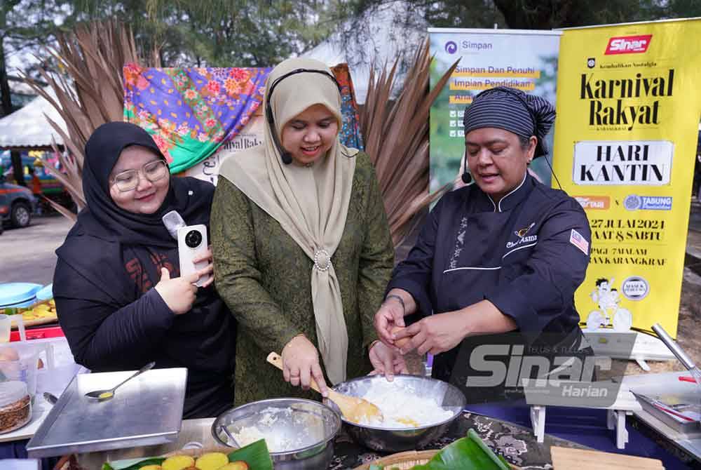 Demo masakan oleh Chef Asma (kanan) bersama Wan Zawiah (tengah) yang dikendalikan hos program, Azira Faudzi.
