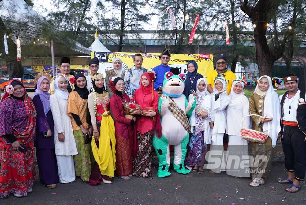 Ahmad Dasuki (belakang, tiga dari kanan) selepas merasmikan Hari Kantin Sinar Bestari x PTPTN pada Jumaat.