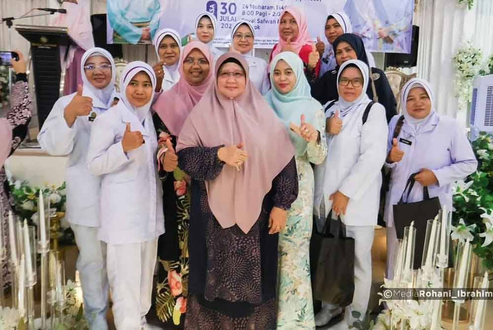 Rohani (tengah) semasa merasmikan Seminar Sihat & Cantik di Royal Safwah Event Hall di Bachok pada Selasa.