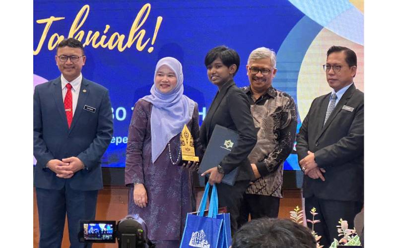 P Paarmitha menerima Anugerah Pelajar Terbaik bagi mata pelajaran Sejarah dari Persatuan Sejarah Malaysia yang disampaikan oleh Menteri Pendidikan, Fadhlina Sidek.