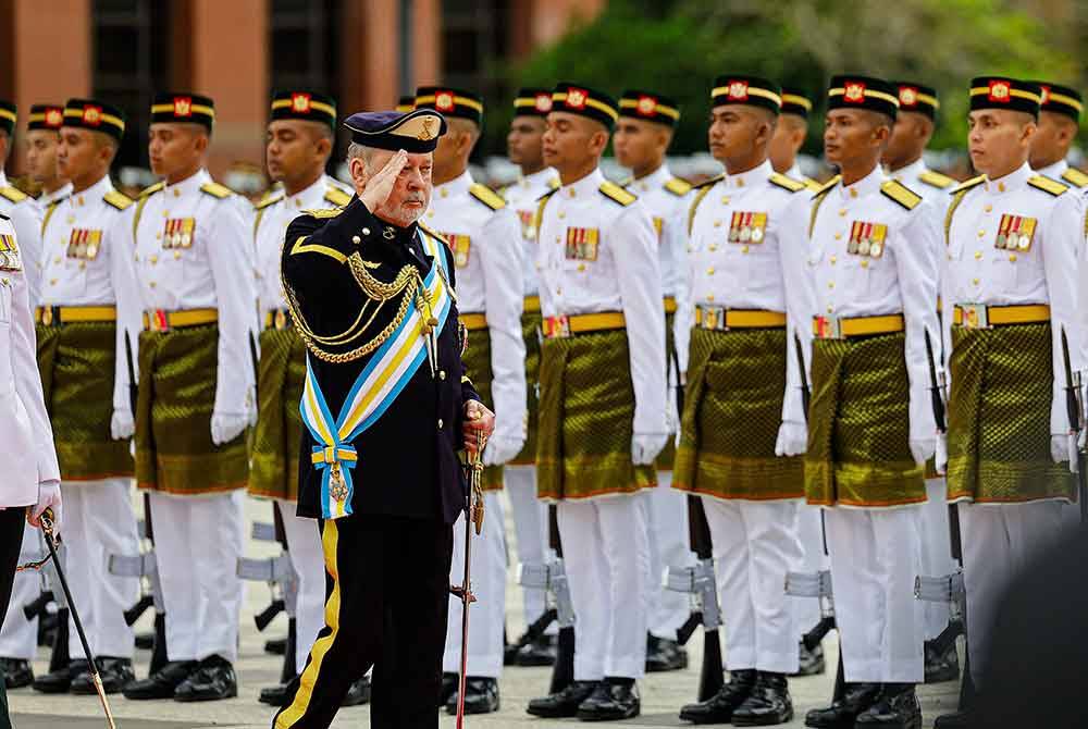 Sultan Ibrahim dan Raja Zarith Sofiah berkenan berangkat ke Istiadat Perbarisan sempena Sambutan Hari Pahlawan 2024 di Dataran Pahlawan Negara. Foto Bernama
