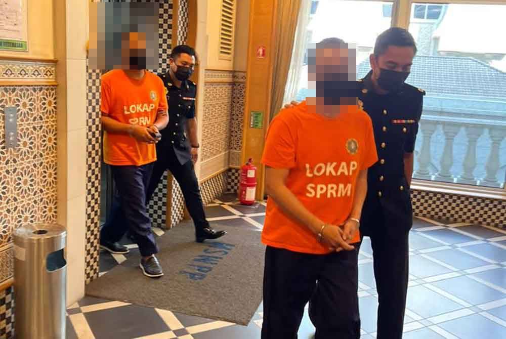 SPRM membawa suspek ke Mahkamah Majistret Putrajaya untuk permohonan reman pada Selasa.