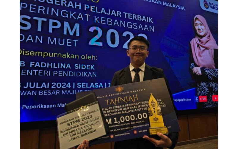 Muhammad Nazif menerima Anugerah Pelajar Terbaik Peringkat Kebangsaan Kategori Calon
Berkeperluan Khas (Fizikal/Spastik) STPM 2024.