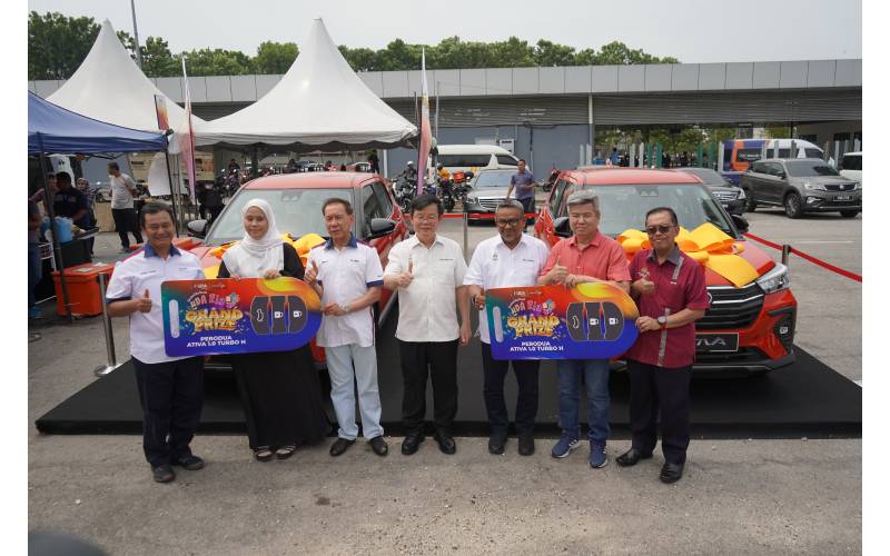 Kon Yeow dan Mohd Annuar menyampaikan dua hadiah utama Kempen Hartanah UDA Ria 2023 berupa kereta Perodua Ativa kepada dua pembeli hartanah UDA iaitu Sarah Fathiyah Mubarak dan They Wee Jin yang membuat pembelian hartanah UDA sepanjang kempen itu berlangsung