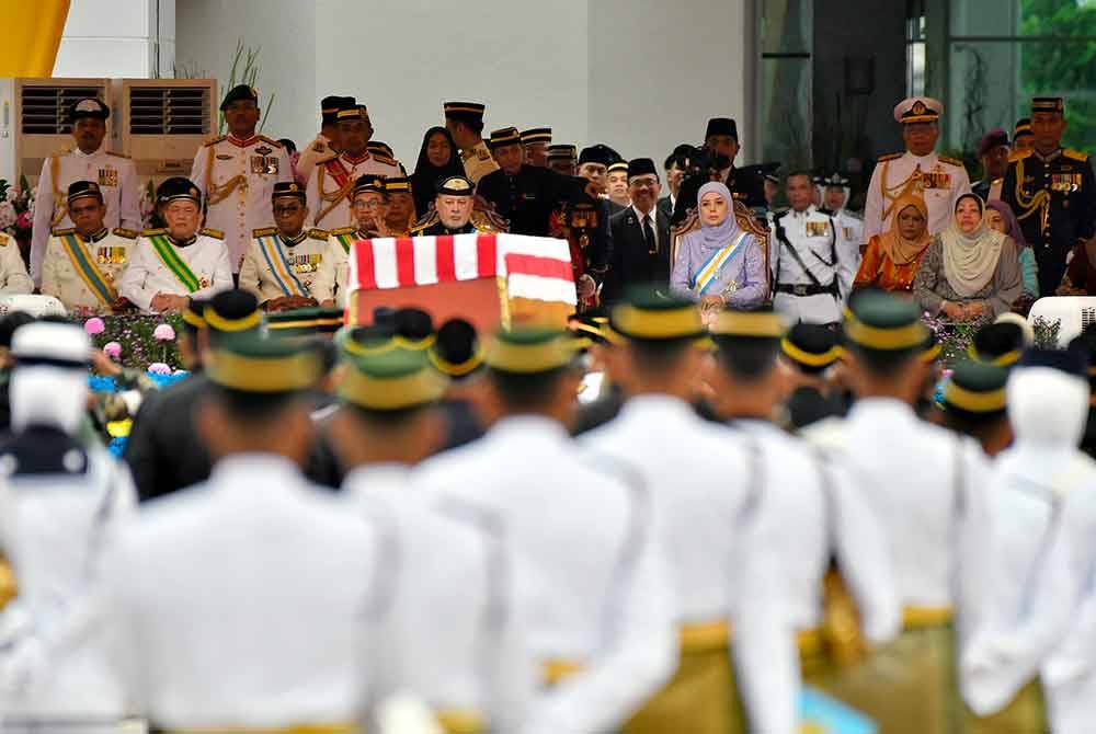 Yang di-Pertuan Agong Sultan Ibrahim dan Raja Permaisuri Agong Raja Zarith Sofiah berkenan menyaksikan persembahan pantomim bertajuk 'Operasi Subuh' dari gabungan Angkatan Tentera Malaysia dan Polis Diraja Malaysia sempena Sambutan Hari Pahlawan 2024 di Dataran Pahlawan Negara di sini. Foto Bernama