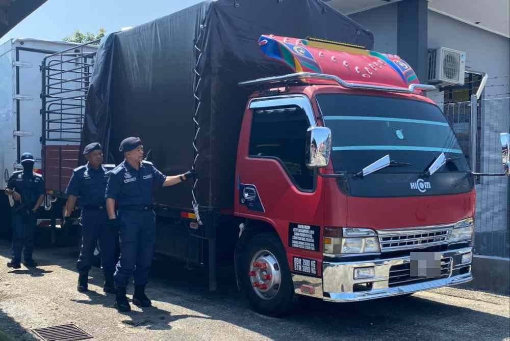 Barangan tersebut dipercayai dibawa masuk menggunakan sampan atau bot ke pangkalan haram yang terdapat di Sungai Golok kemudian diangkut menggunakan lori untuk pasaran tempatan.
