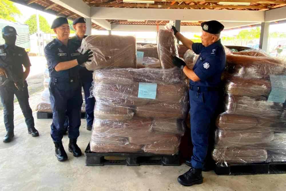 JKDM Kelantan berjaya mematahkan penyeludupan tembakau terbesar di Malaysia yang dibawa masuk melalui Sungai Golok di Jalan Machang-Jeli di Jeli pada 24 Julai lalu.