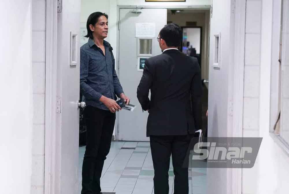 Penyanyi itu yang hadir ke mahkamah dengan memakai kemeja berwarna biru gelap, dikenakan hukuman terbabit selepas mengaku bersalah atas dua pertuduhan yang dibacakan di hadapan Majistret, Sasha Diana Sabtu. Foto Sinar Harian-ROSLI TALIB