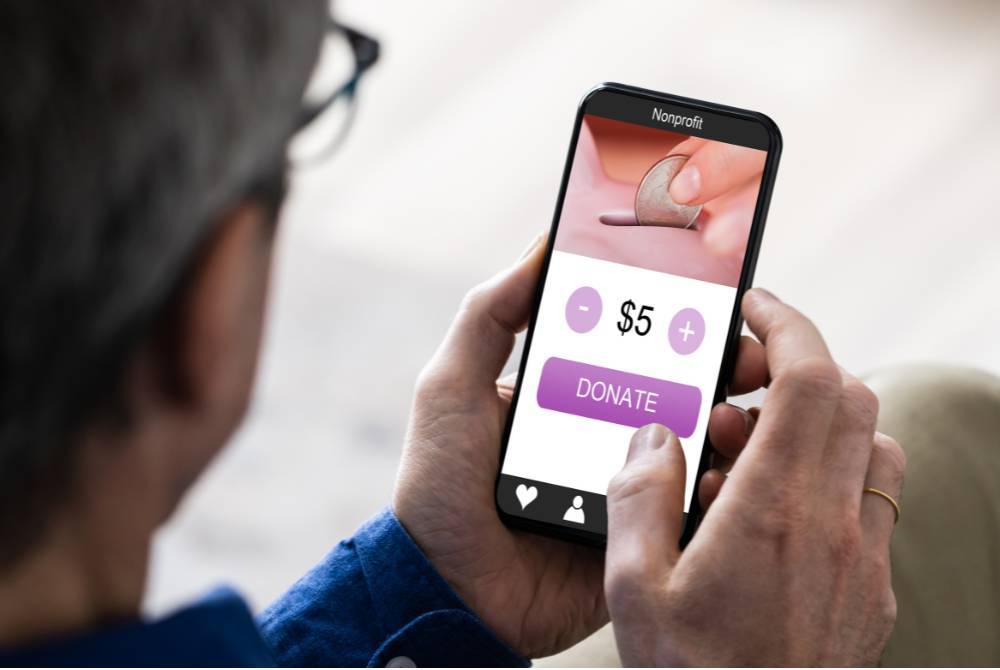 SEGERA melakukan amalan kebaikan seperti bersedekah dan berwakaf serta usah bertangguh. -Gambar hiasan/ Foto: Canva