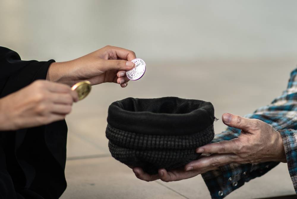 UMAT Islam dianjurkan agar segera bersedekah sebelum terlambat kerana akan tiba suatu zaman yang mana tiada lagi orang memerlukan sedekah kita. -Gambar hiasan/ Foto: Canva