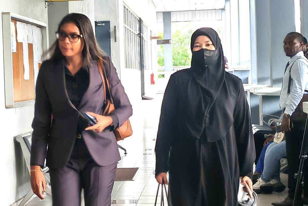 Anida hadir ke mahkamah ditemani Gathri.