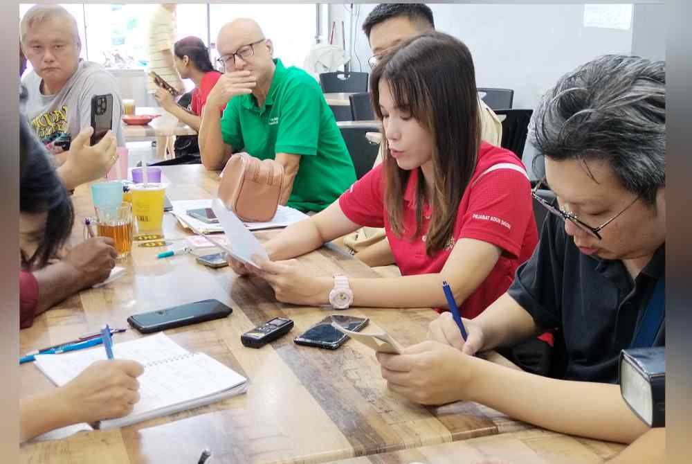 Marina mendengar aduan penduduk pada sidang media berkenaan.
