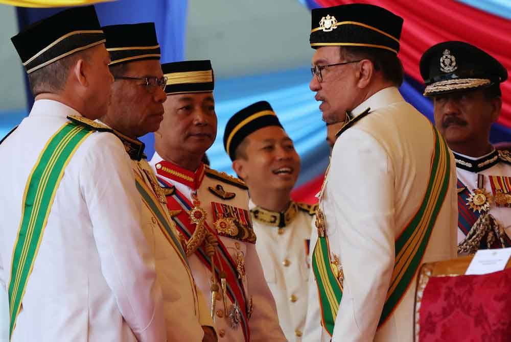 Anwar (dua dari kanan) beramah mesra bersama Timbalan Perdana Menteri, Datuk Seri Fadilah Yusof (kiri) pada Istiadat Perbarisan sempena Sambutan Hari Pahlawan Tahun 2024 di Dataran Pahlawan Negara. Foto Bernama