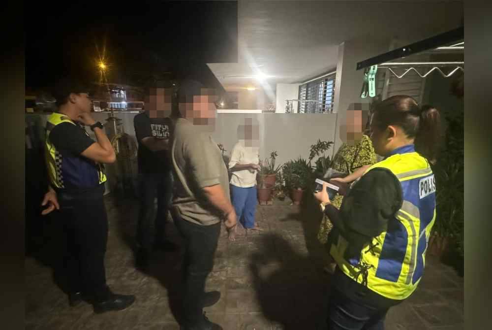 Anggota polis menyerbu sebuah rumah dua tingkat di Telok Panglima Garang, Kuala Langat dan menyelamatkan tiga wanita warga asing, pada Selasa.