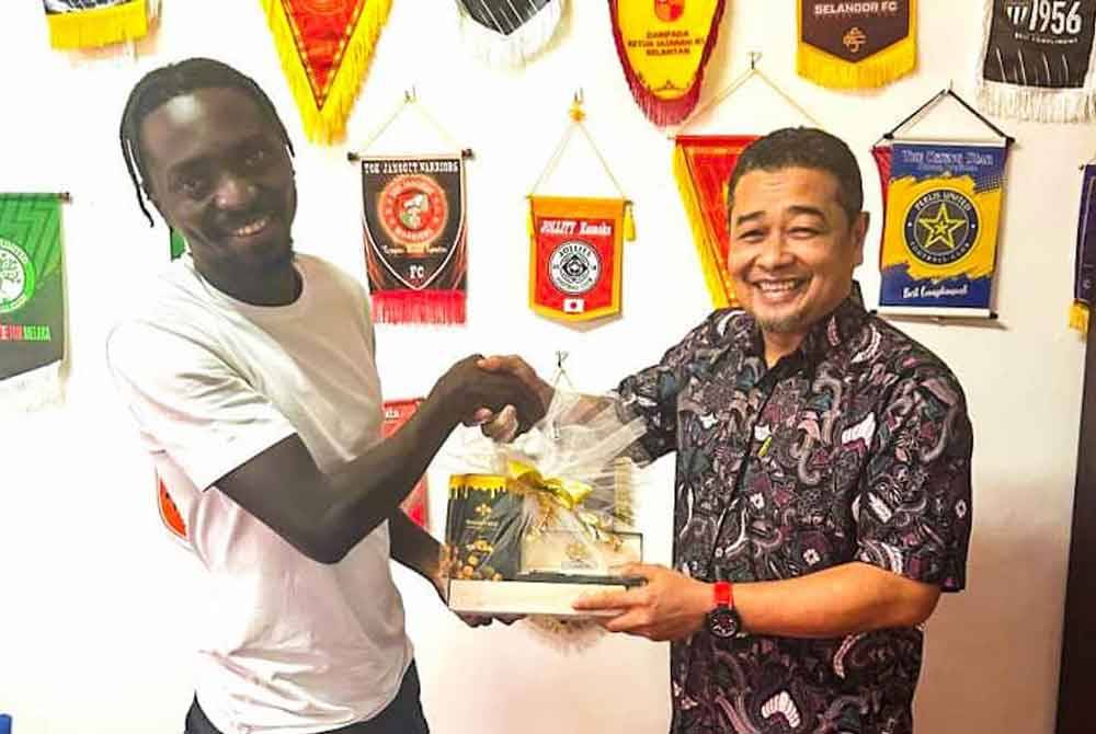 Bekas pemain antarabangsa Congo, Chadrack Lukombe Muzungu (kiri) akhirnya berpisah dengan Kelantan Darul Naim FC (KDN FC) pada Rabu.