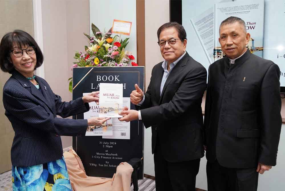 Penulis buku, Lilian Low (kiri) bersama Johan Jaaffar (dua dari kanan) dan Pengarah I Berhad, Tan Sri Lim Kim Hong (kanan) melancarkan buku terbaharu bertajuk 'Muar Than You Know' yang diadakan pada Rabu.