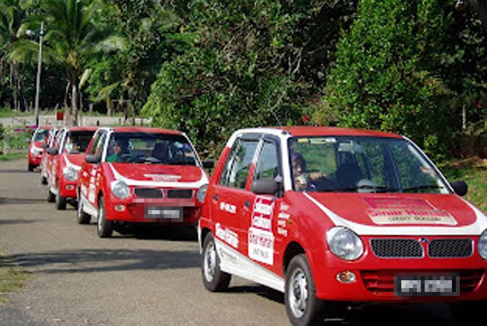 Skuad Cakna Sinar Harian yang menaiki kereta Kancil cukup popular dalam kalangan penduduk setempat.