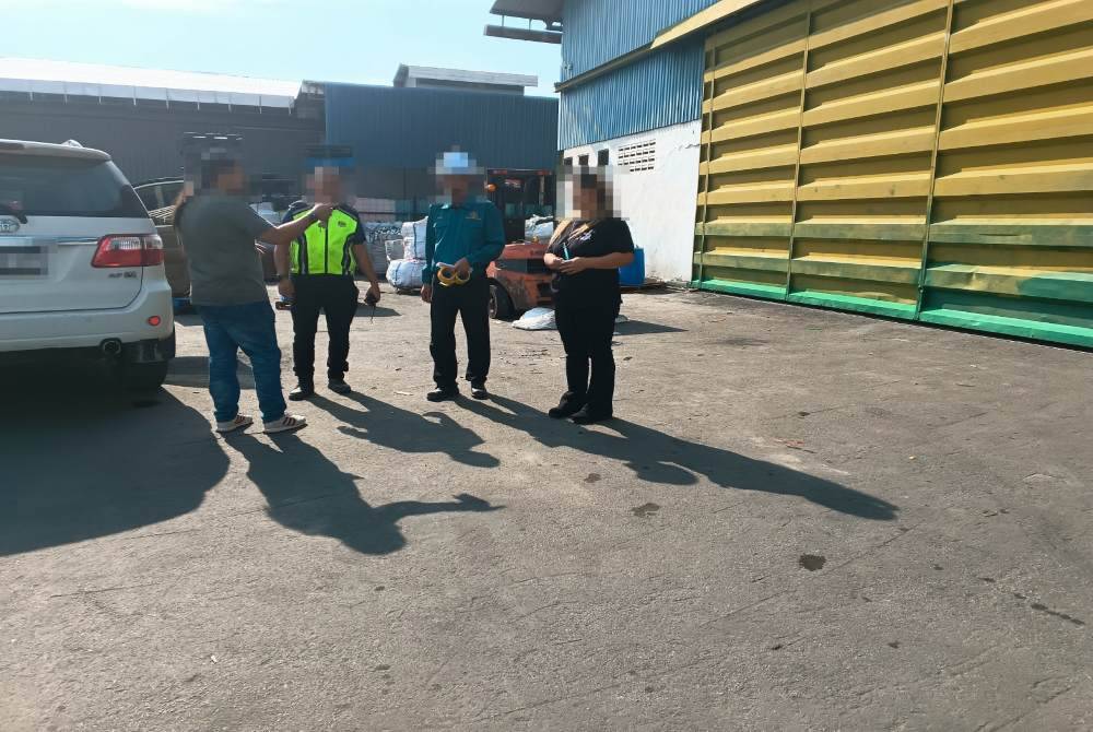 Imigresen bersama JAS menyerbu sebuah kilang e-waste di Klang, pada Selasa.