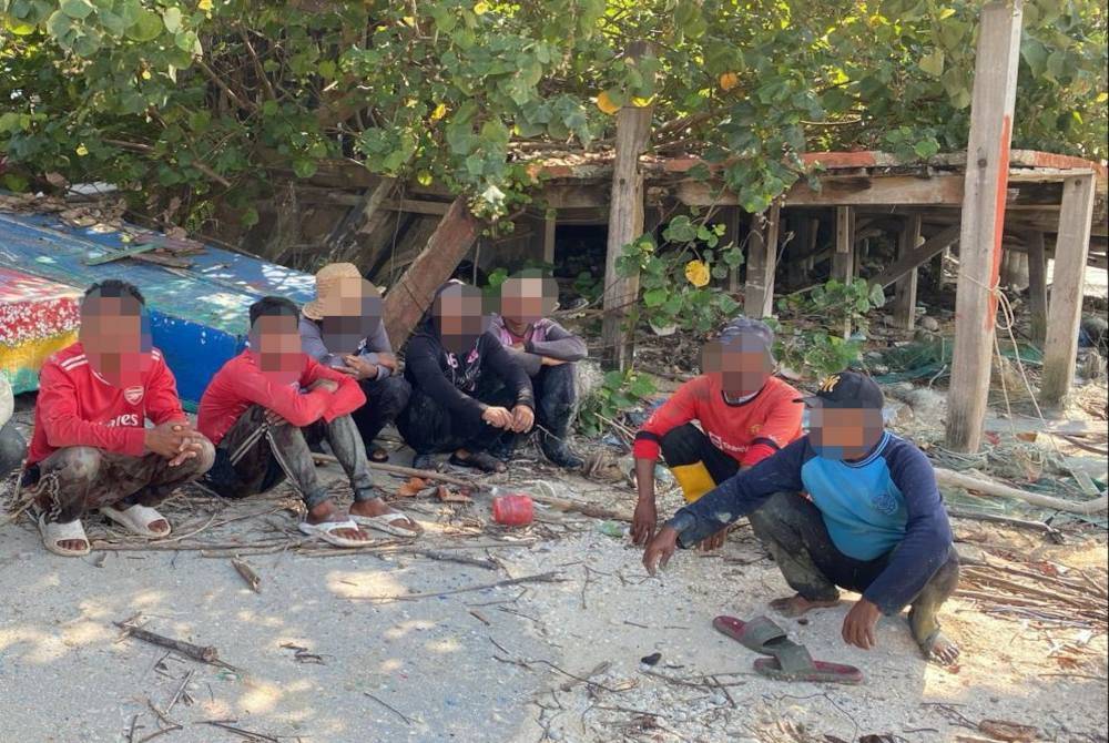 Nelayan warga Myanmar ditahan ketika sedang menangkap hasil laut menggunakan bubu naga di perairan Sungai Besar, Sabak Bernam pada Rabu.