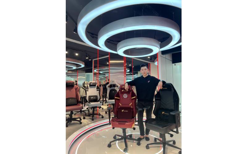 Ketua Pegawai Eksekutif TTRacing, Henry Ting, di bilik pamerannya bersama kerusi ergonomik popular mereka.