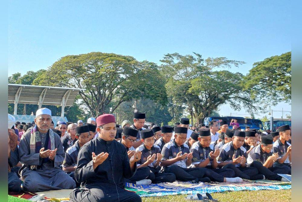 Mohammad Hafizi mengimamkan solat sunat Istisqa bersama hampir 1,000 jemaah di Padang Majlis Perbandaran Pekan di sini, pada Khamis.