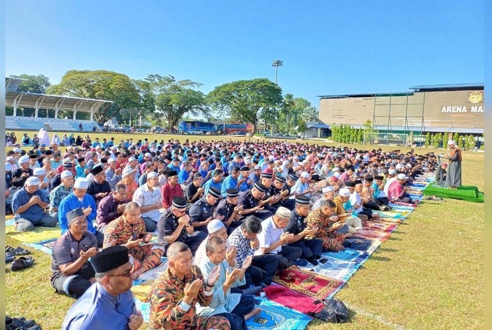 Jemaah mendengar khutbah yang disampaikan Mohd Lufti di Padang Majlis Perbandaran Pekan di sini, pada Khamis.