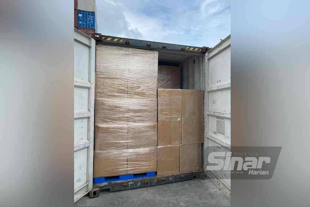 Kontena membawa rokok seludup dirampas kastam di Pelabuhan Klang, 4 Jun lalu.