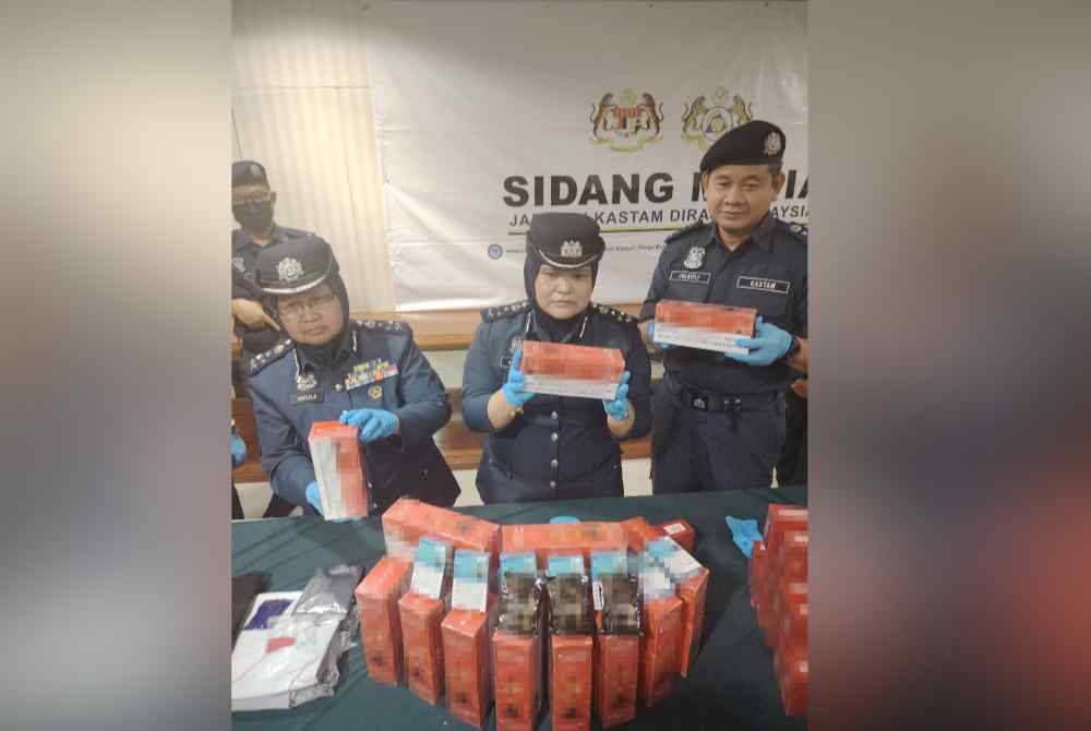 Norlela (kiri) menunukkan bungkusan tembakau shisha yang dirampas di Pelabuhan Utara, Klang, 15 Jun lalu.