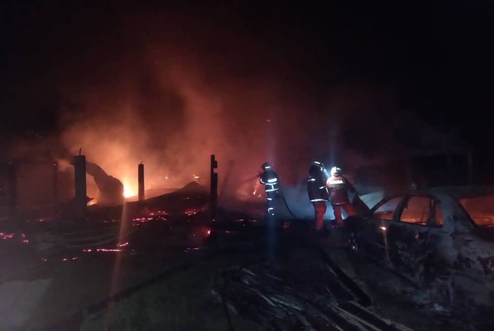 Sebuah rumah di Kampung Blok 5, Pitas, terbakar menyebabkan tiga orang maut.